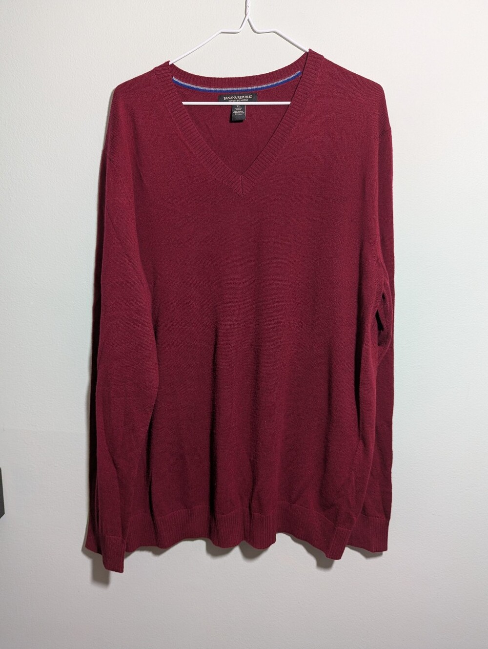 BANANA REPUBLIC Mens XL VNeck Extra Fine Merino Wool Garnet Red Pullover Sweater